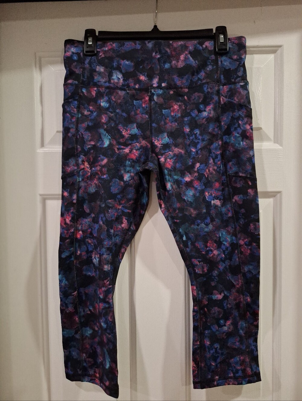 Womens Printed Active Capri Leggings - Blue/Purple Floral